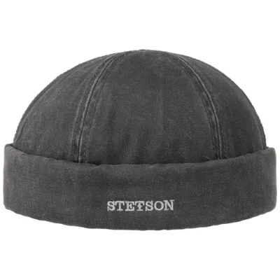 En mörk grå sotarmössa med Stetson logo i brodyr på framsidan med vit text.