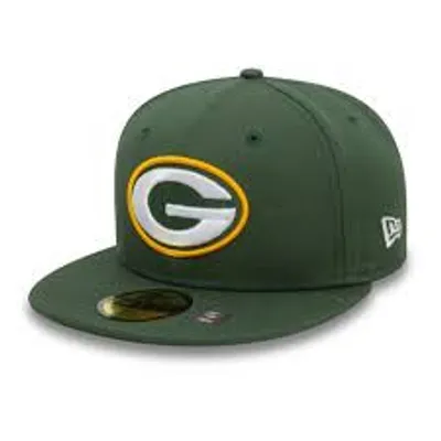 En grön keps med platt skärm. På fronten är Green Bay Packers logo med vit/gul färg.