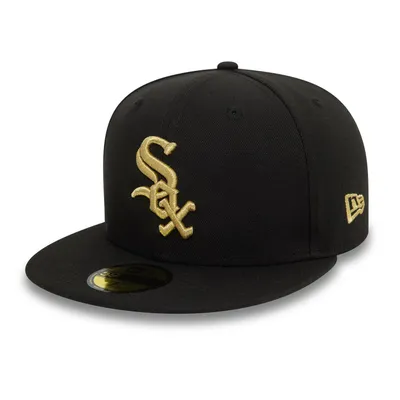 En svart keps med Chicago White Sox logo på fonten av kepsen i guld text