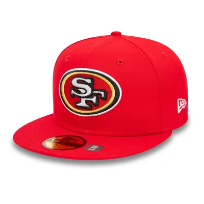 En röd 59fifty keps med San Fransiscos NFL sport lag på fronten av kepsen