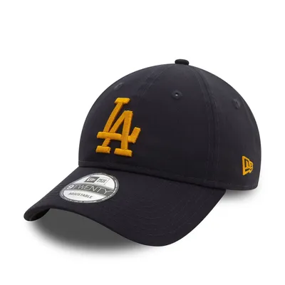 En mörk marinblå keps med Los Angeles Dodgers logo på fronten av kepsen med gul text.