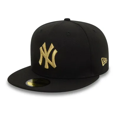 En svart 59fifty keps som har New York Yankees logo på fronten av kepsen broderat med guld keps.