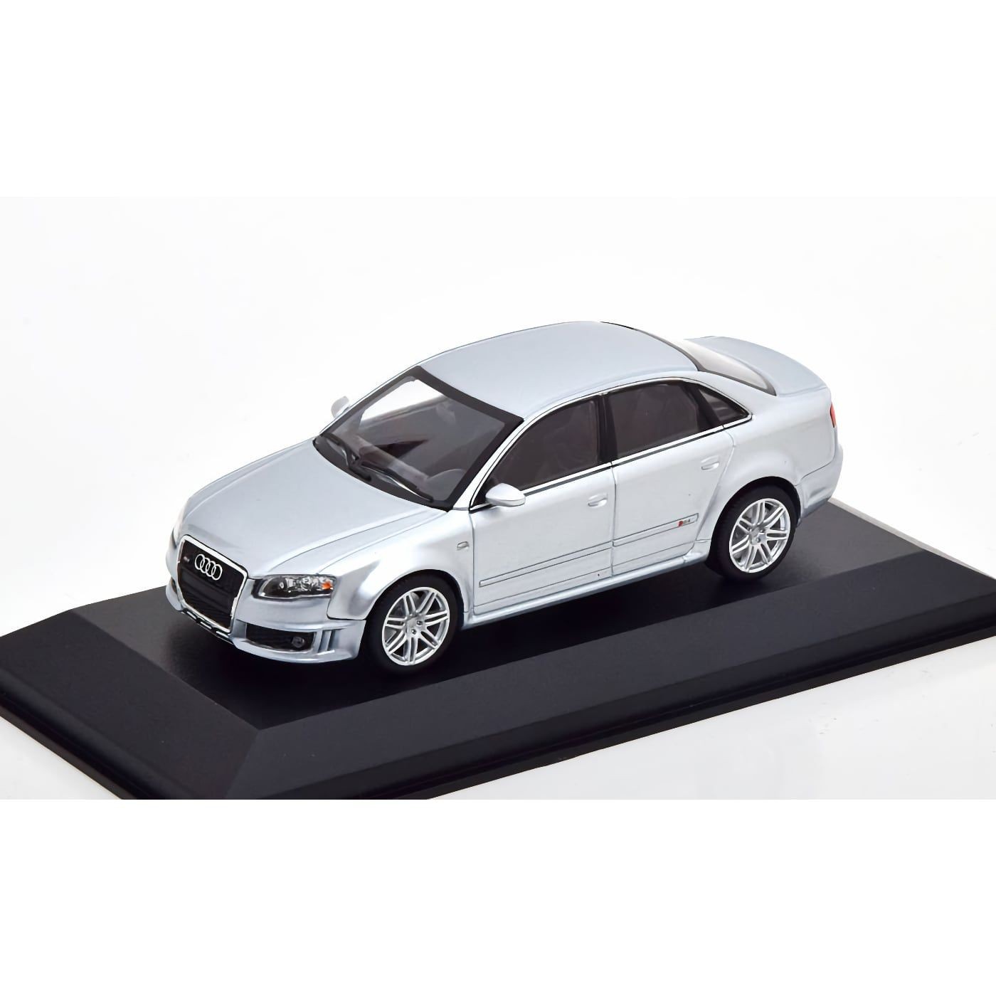 Audi RS4 – 2004 – Silver – Minichamps – 1:43