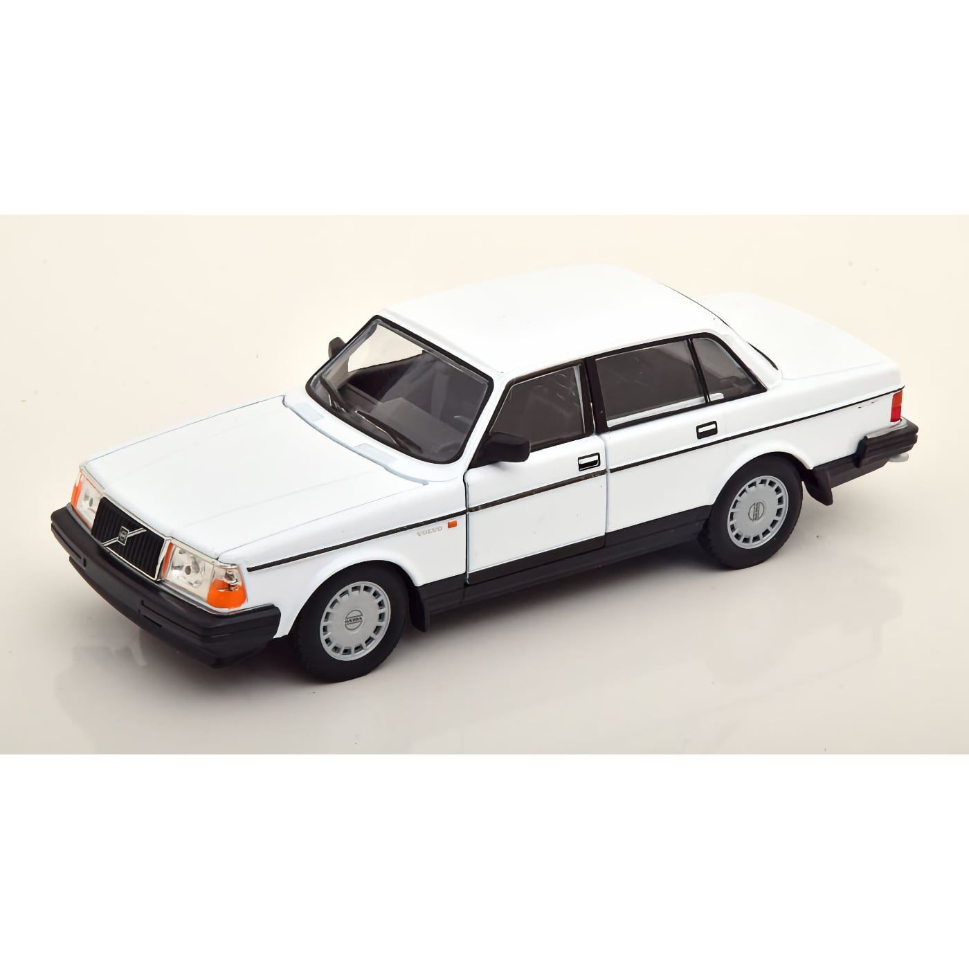 Läs mer om Volvo 240 GL vit - Modellbil från Welly 1:24