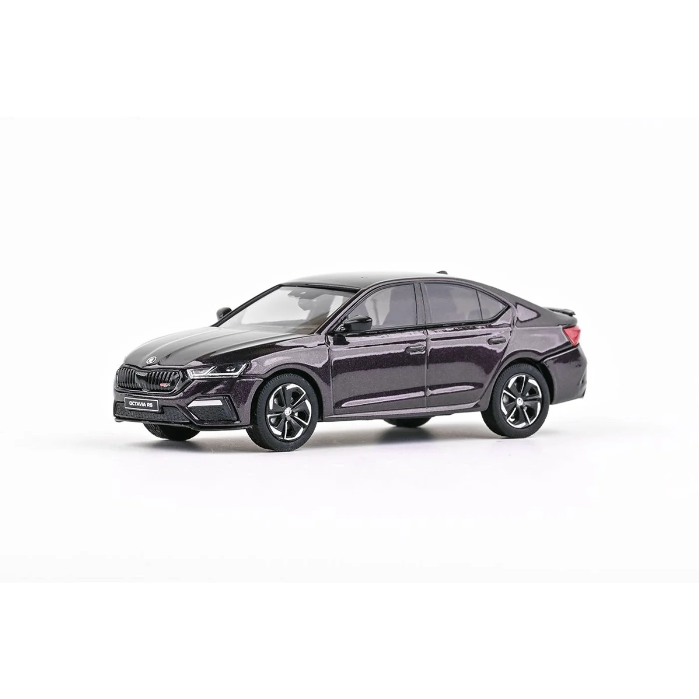 SKADAD FÖRPACKNING – Skoda Octavia IV RS 2020 – Lila – Abrex – 1:43