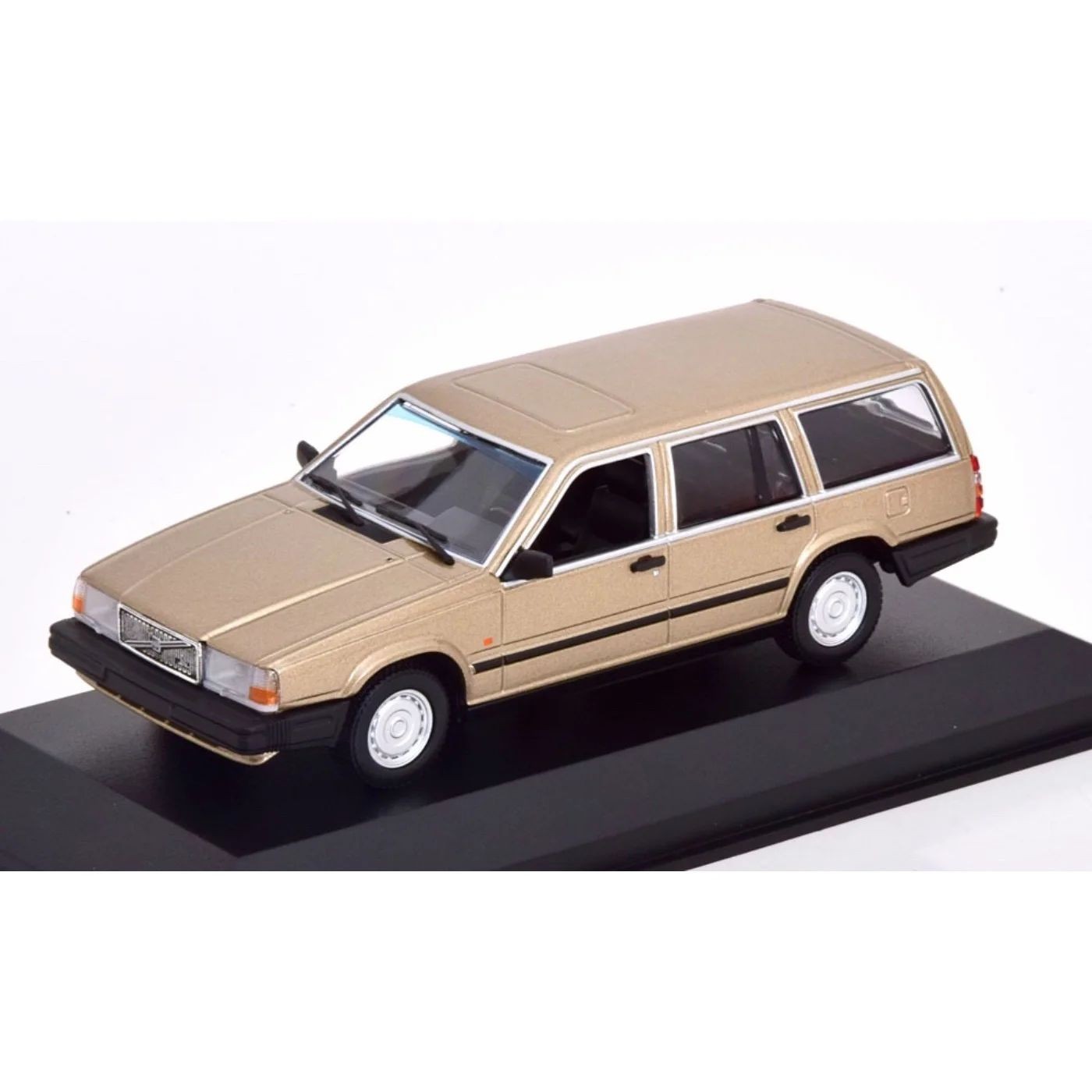 Läs mer om Volvo 740 GL - 1986 - Guld - Minichamps - 1:43