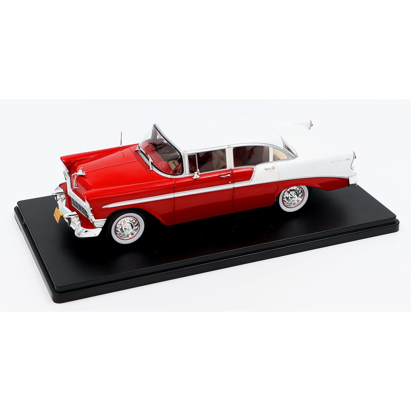 Chevrolet Bel Air – 4 dörrar – Röd och vit – WhiteBox – 1:24