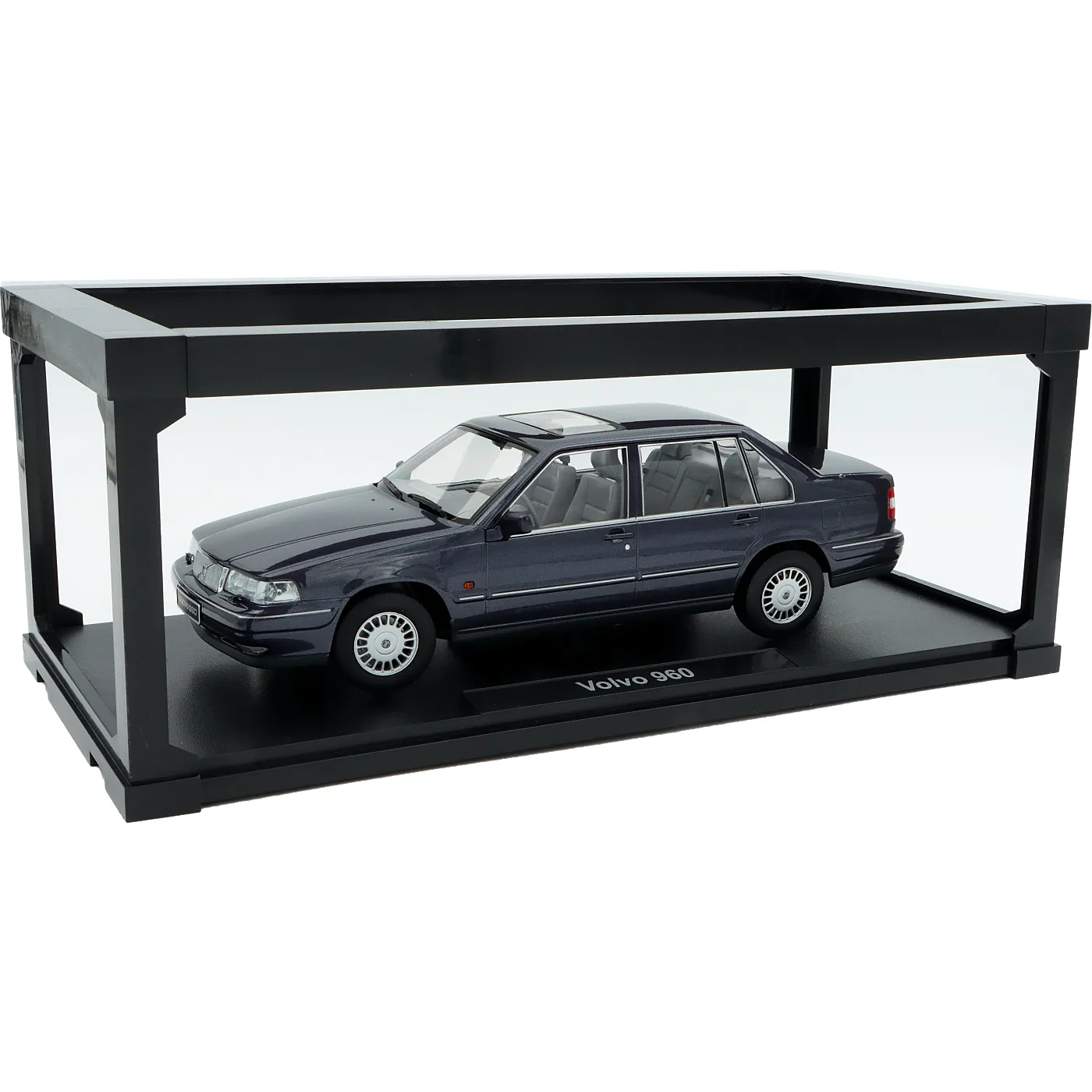 Volvo 960 – 1996 – Aubergine – Triple9 Collection – 1:18